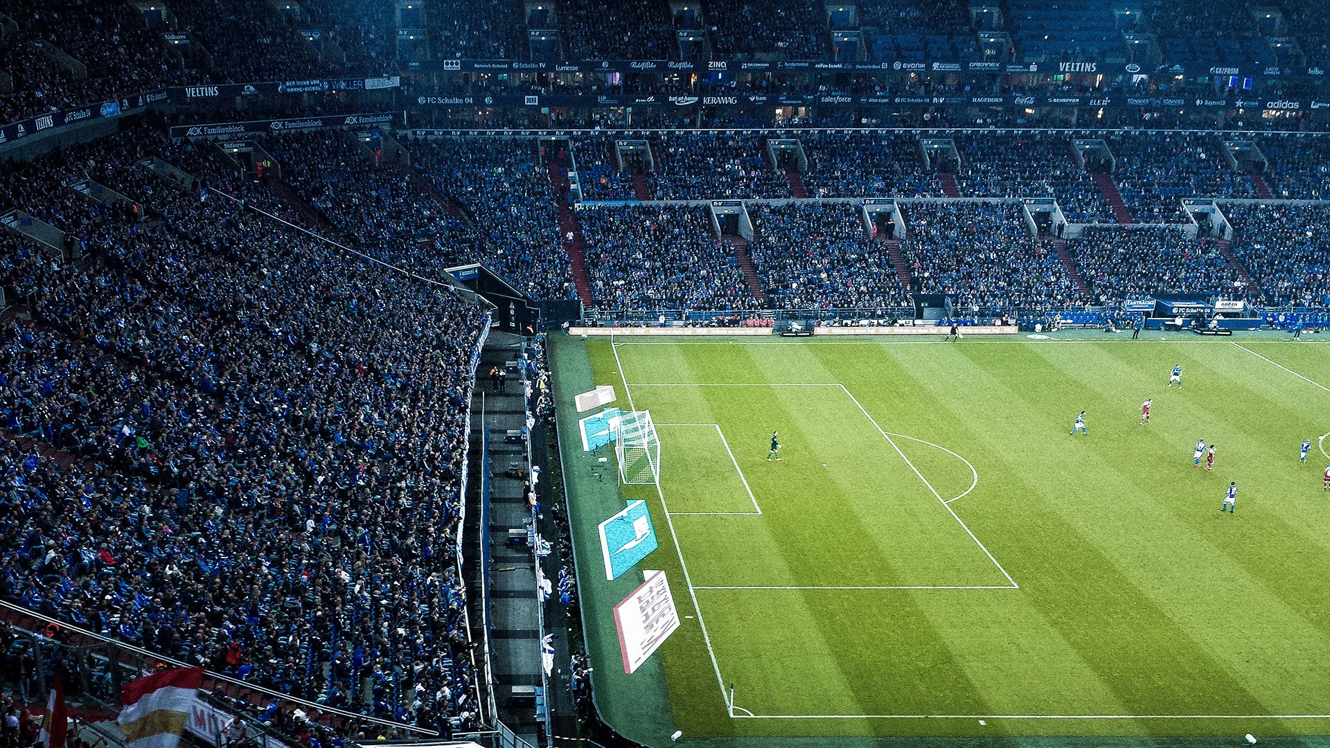 “高原冲刺：雪山顶上的极峰行动”，雪山顶端